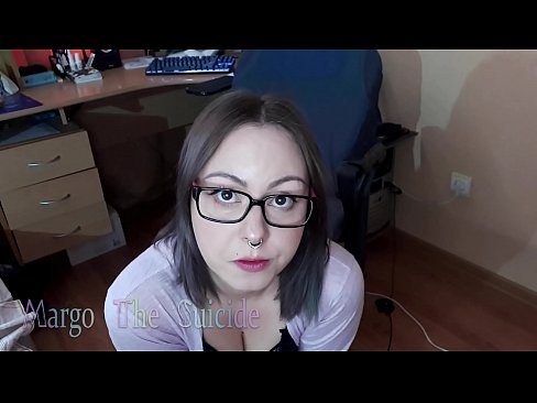 ❤️ Sexy dievča s okuliarmi hlboko fajčí vibrátor na kameru ️❌ Šukanie video na nás ❌️❤