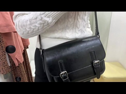 ❤️ Verejná masturbácia mladej sučky FeralBerry s robertkom v skúšobnej miestnosti ️❌ Šukanie video na nás ❌️❤