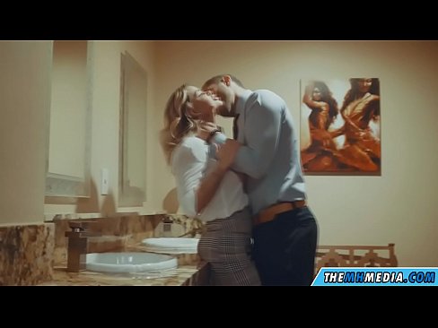 ❤️ Keď vás prsnatá blondínka zvádza na verejných toaletách ️❌ Šukanie video na nás ❌️❤